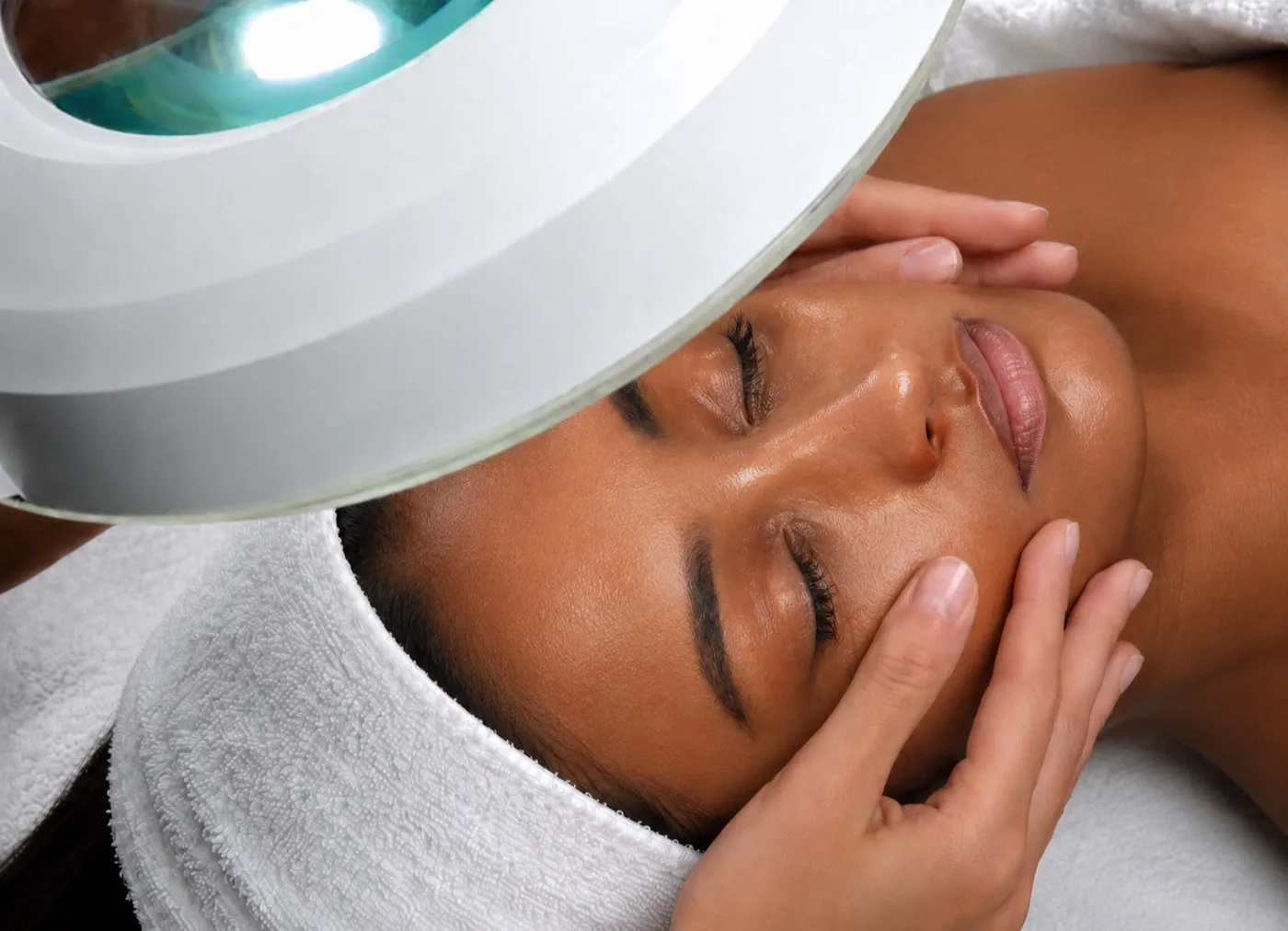 Clear Skin Facial at Essência Skin
